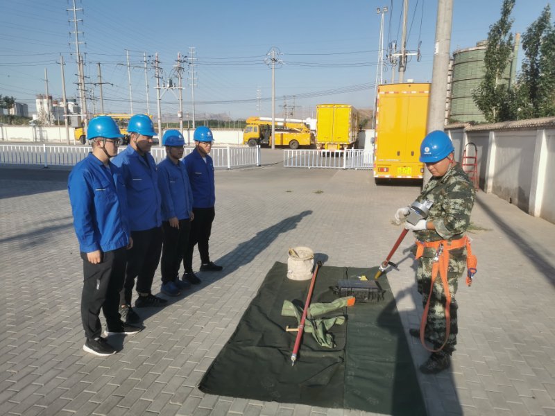 烏海電業(yè)局配電帶電作業(yè)中心：現(xiàn)場培訓(xùn)求實效，技能素質(zhì)再提升