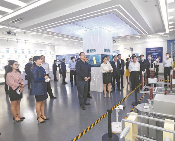 毛偉明董事長(zhǎng)出席國網(wǎng)信通產(chǎn)業(yè)集團(tuán)所屬企業(yè)引戰(zhàn)簽約暨工業(yè)芯片研發(fā)基地落成揭牌儀式