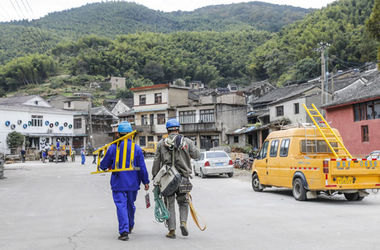 最后一臺屋頂變壓器拆除！東山村的用電變遷
