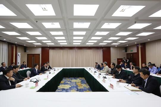 錢智民與保定市委書記黨曉龍、市長郭建英進(jìn)行座談交流