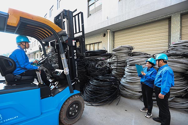 國網(wǎng)寧?？h供電公司：下基層強服務，提質(zhì)增效駛?cè)搿翱燔嚒钡? width=