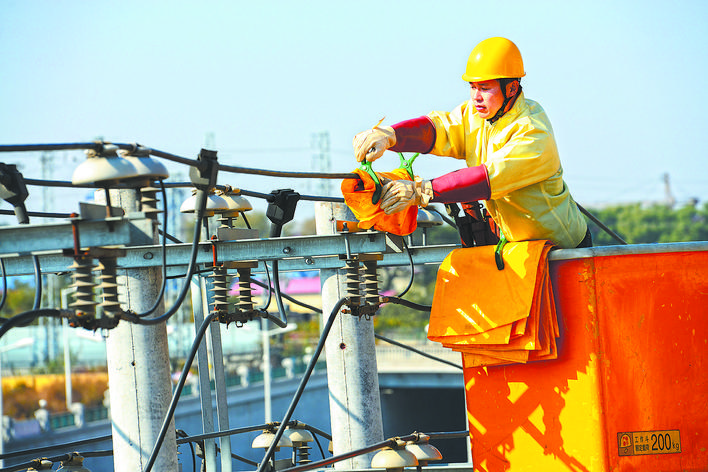 【國家電網(wǎng)公司特等勞?！坷钫伎? width=