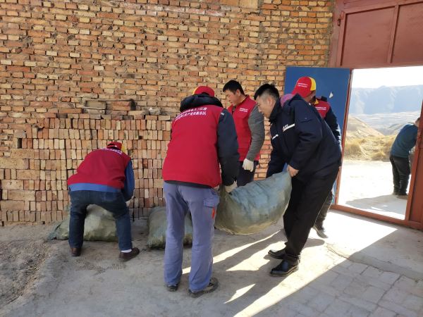 國網(wǎng)青海黃化化隆縣供電公司:節(jié)前“祝?!迸诵? width=