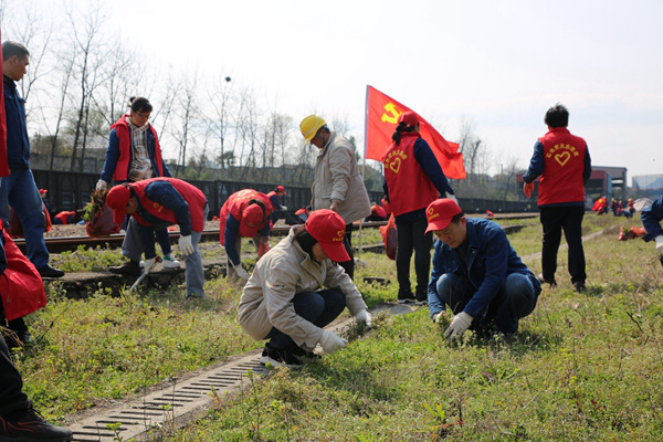 大唐石門(mén)發(fā)電公司開(kāi)展“拔草護(hù)安全，黨員我先行”志愿服務(wù)活動(dòng)