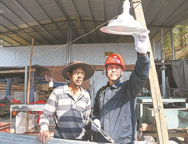 李德青:村民用電滿意,我心里才踏實