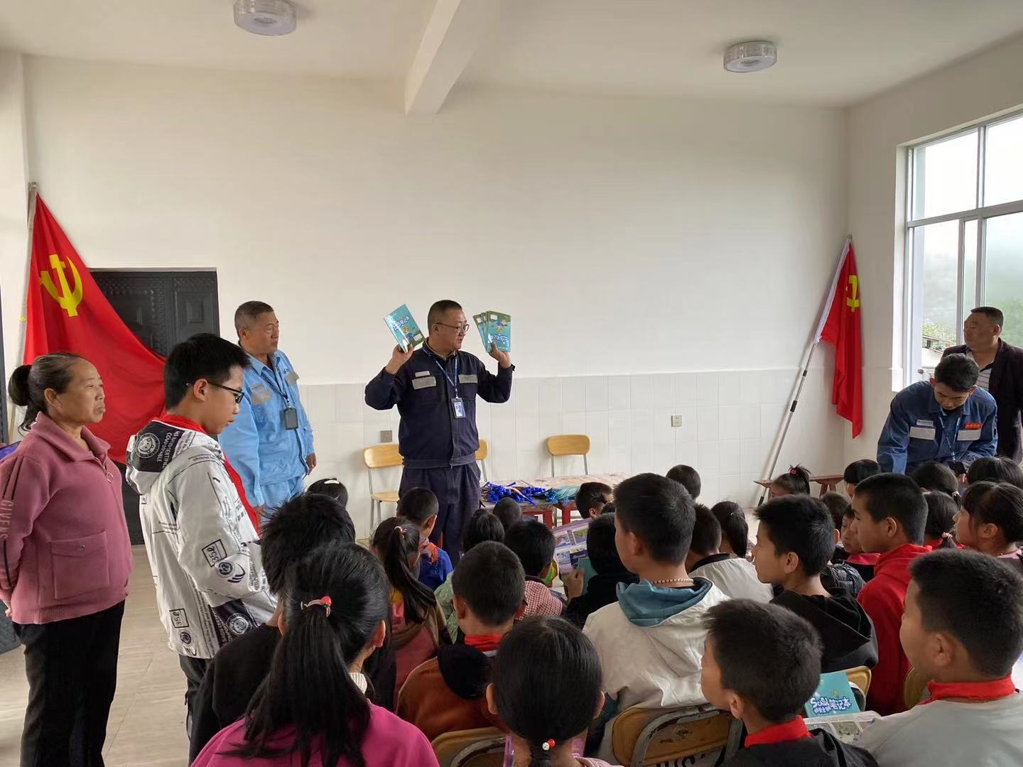 黨團(tuán)聯(lián)合帶安全宣講進(jìn)校園，“電”亮未來助成長