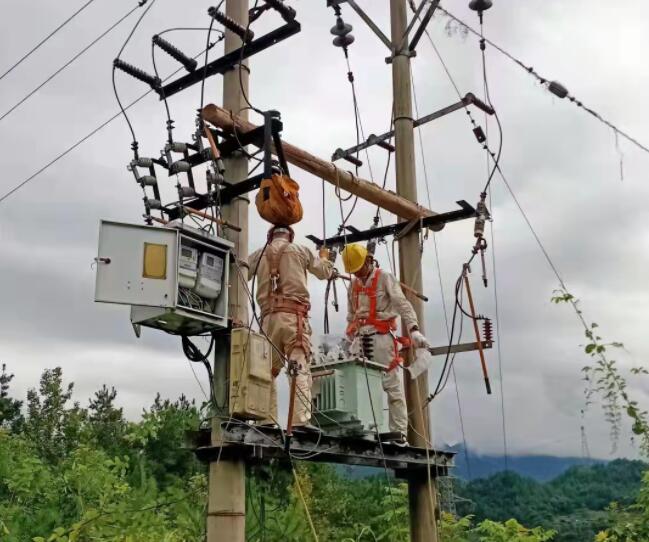國網(wǎng)重慶彭水供電公司風(fēng)災(zāi)損壞變壓器快速搶修保秋收供電獲好評