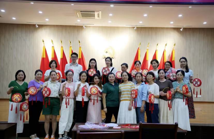 國(guó)網(wǎng)福建延平區(qū)供電公司:巧手做燈籠 開(kāi)心迎中秋