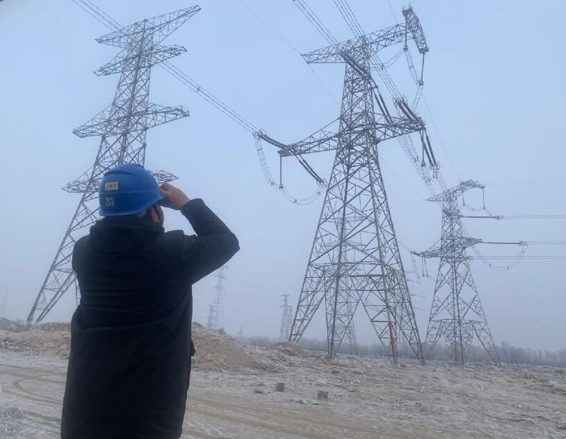 內(nèi)蒙古烏海超高壓供電公司防污除閃，寒冬堅守一線