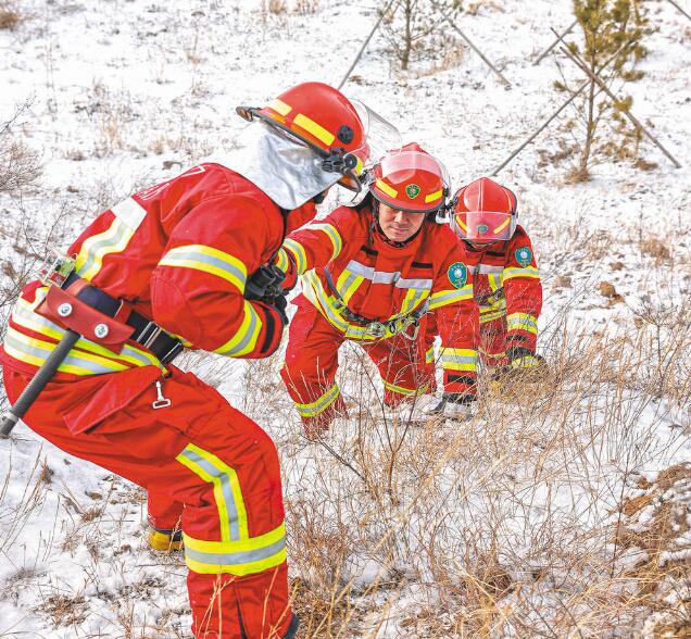 大寒時節(jié)，跟著冬奧保電人員去巡線