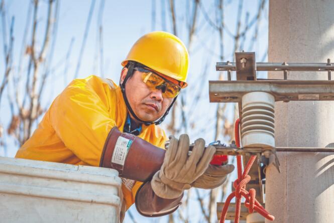 高永強(qiáng):帶電作業(yè)的技術(shù)專家