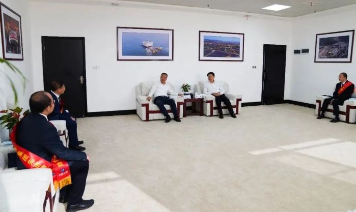 雷鳴山、韓君勉勵三峽集團(tuán)先進(jìn)典型代表再立新功