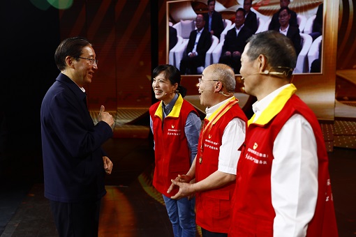 辛保安會(huì)見“時(shí)代楷?！卞X海軍同志