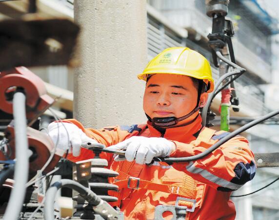 奔走搶修一線 守護(hù)萬家燈火——記全國(guó)五一勞動(dòng)獎(jiǎng)?wù)芦@得者楊云飛