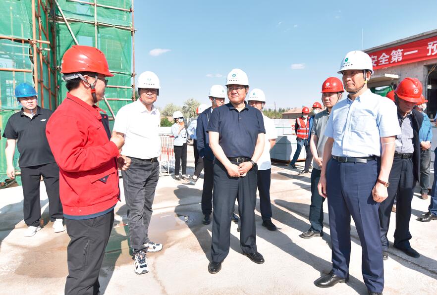 內(nèi)蒙古電力集團(tuán)公司總經(jīng)理、黨委副書記郝智強(qiáng)一行到烏海地區(qū)調(diào)研