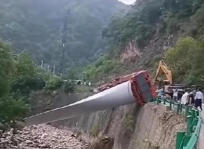 陜西寶雞隴縣：80米風(fēng)電扇葉運(yùn)輸車(chē)歪倒，正救援