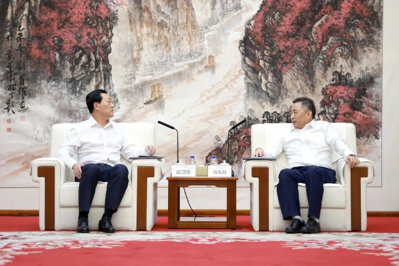 中國(guó)能建黨委書(shū)記、董事長(zhǎng)宋海良與朝陽(yáng)市市長(zhǎng)謝衛(wèi)東會(huì)談