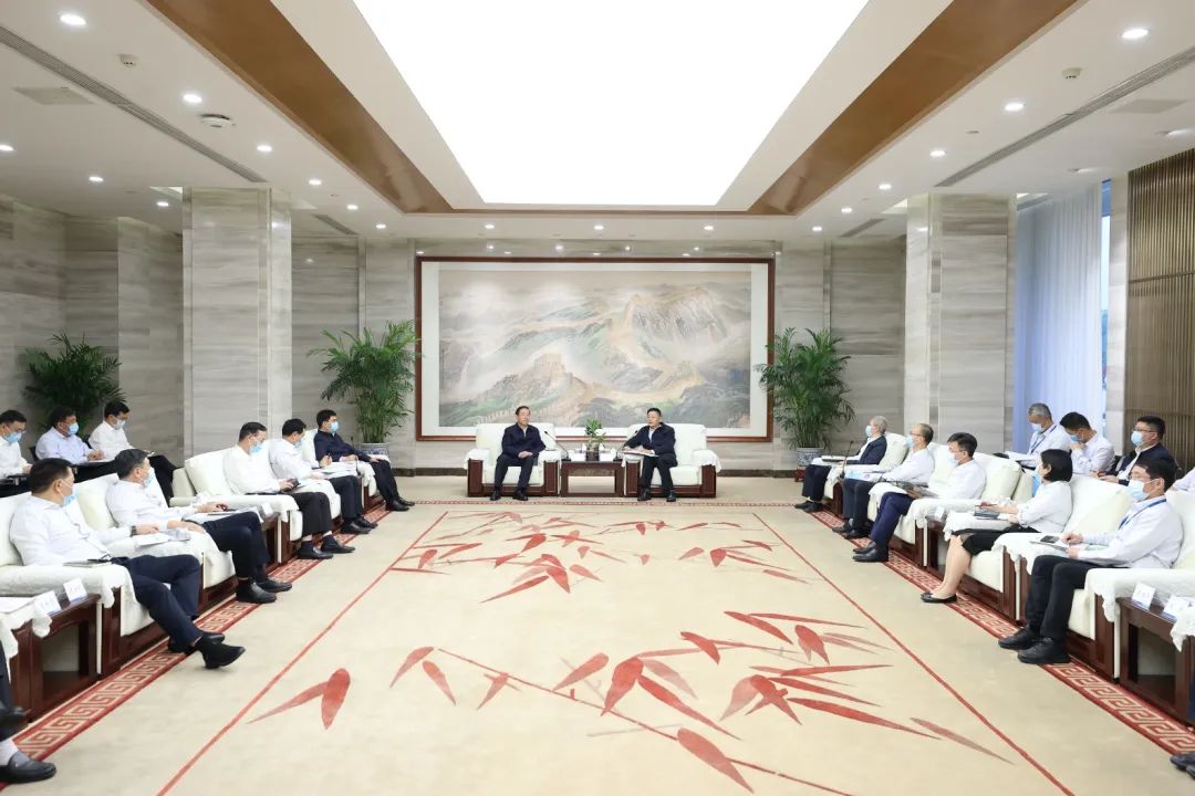 國(guó)家電網(wǎng)公司董事長(zhǎng)、黨組書(shū)辛保安與東方電氣集團(tuán)董事長(zhǎng)俞培根、總經(jīng)理徐鵬會(huì)談