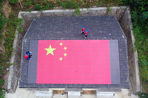 寧波這個“光伏村”出現(xiàn)巨幅五星紅旗，祝福祖國