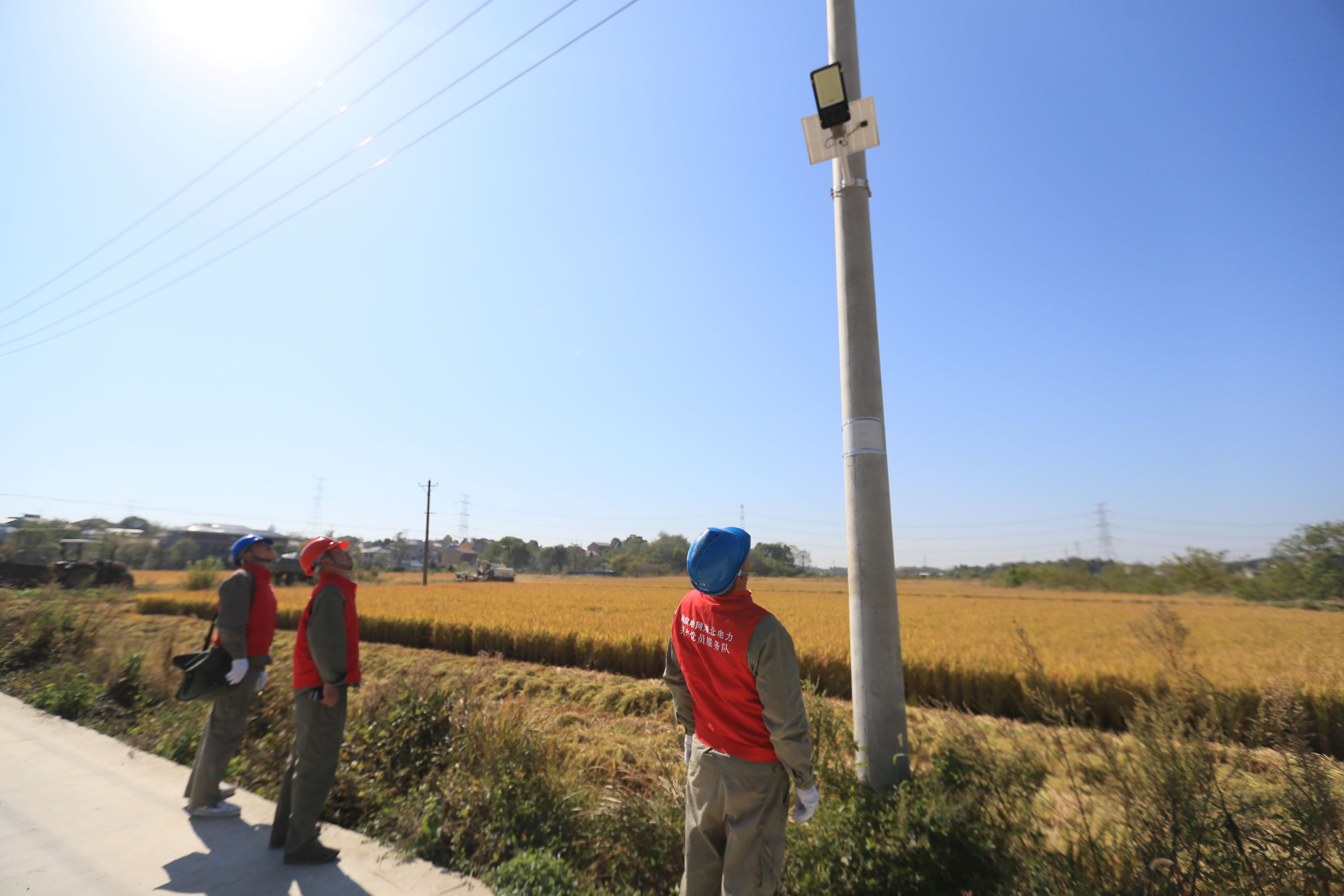 金秋豐收正當(dāng)時，供電部門全力保障農(nóng)戶秋收用電