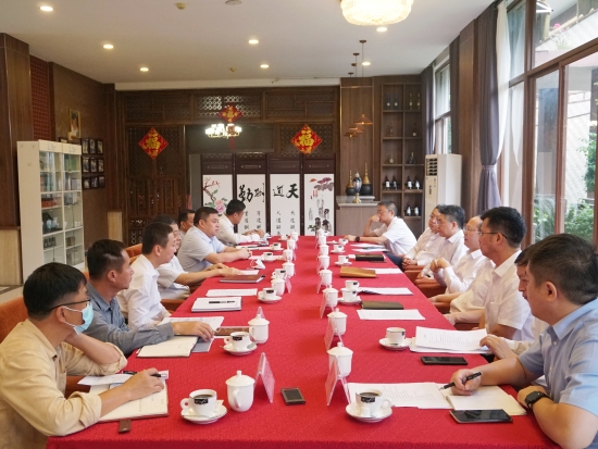 中國電建黨委常委、副總經(jīng)理徐鵬程與海南萬寧市委書記蓋文啟、市長王三防座談