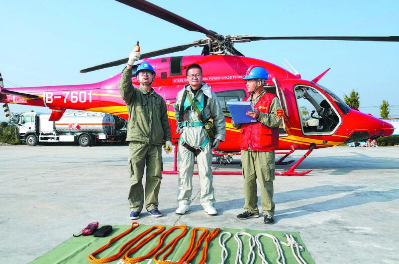 湖北地區(qū)±800千伏特高壓輸電線路規(guī)?；鄙龣C(jī)帶電作業(yè)完成