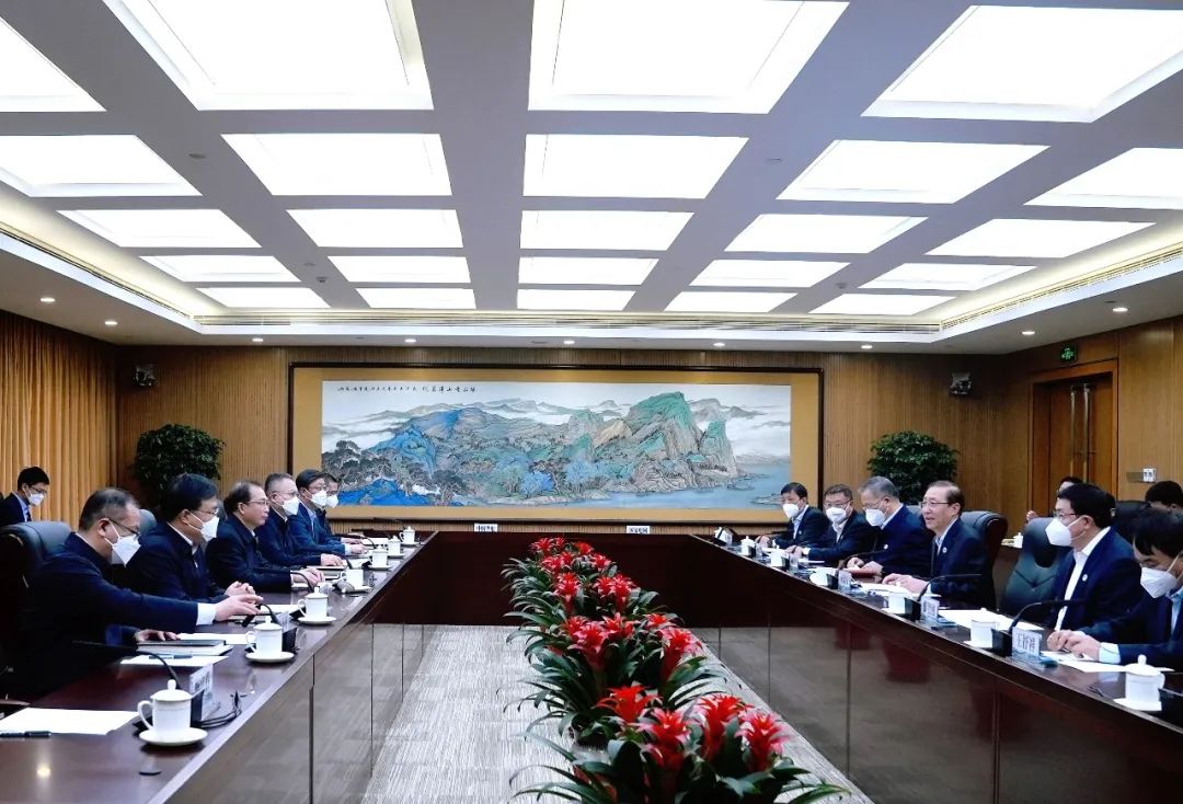 華電集團(tuán)董事長江毅、總經(jīng)理葉向東與國家電網(wǎng)董事長辛保安、總經(jīng)理張智剛舉行會(huì)談