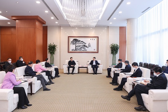 溫樞剛鄧建玲會(huì)見鄂爾多斯市委書記李理、市長杜匯良