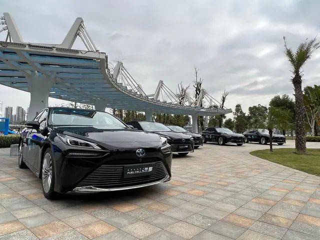 全國(guó)首個(gè)氫燃料電池轎車全場(chǎng)景規(guī)?;痉哆\(yùn)營(yíng)項(xiàng)目正式啟動(dòng)