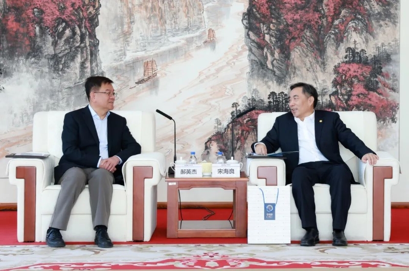 中國(guó)能建黨委書(shū)記、董事長(zhǎng)宋海良孫洪水與中電聯(lián)秘書(shū)長(zhǎng)郝英杰座談