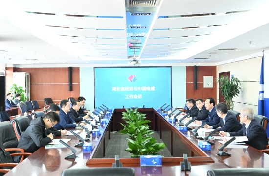 中國電建黨委書記、董事長(zhǎng)丁焰章與湖北省副省長(zhǎng)盛閱春會(huì)談