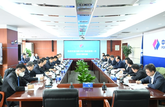 中國(guó)電建黨委書(shū)記、董事長(zhǎng)丁丁焰章與內(nèi)蒙古電力集團(tuán)黨委書(shū)記、董事長(zhǎng)賈振國(guó)會(huì)談