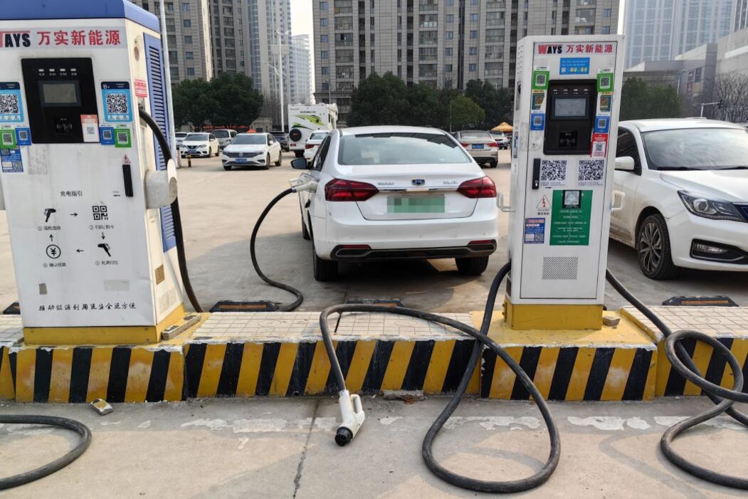 新能源車充電槍被扔積水中，對(duì)“城市家電”需多加愛護(hù)