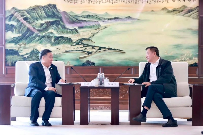 中國能建黨委書記、董事長宋海良與中國廣核集團黨委書記、董事長楊長利會談