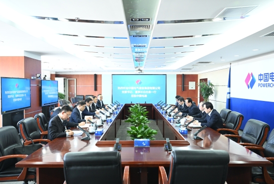 中國(guó)電建黨委書記、董事長(zhǎng)丁焰章與中國(guó)電氣裝備黨委書記、董事長(zhǎng)白忠泉會(huì)談
