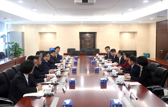 中國(guó)電建黨委常委、副總經(jīng)理王小軍與中國(guó)華電集團(tuán)黨組成員、副總經(jīng)理李旭紅會(huì)談