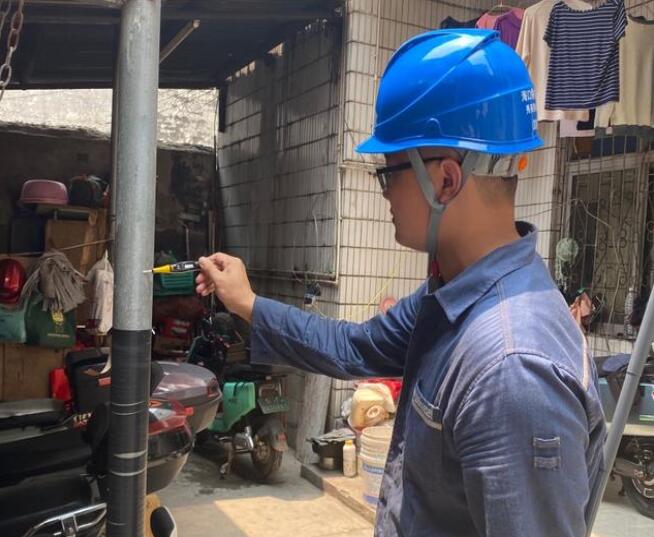 鐵皮屋“全身”帶有220伏電壓??？诠╇娋稚祥T排險