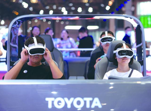 代表前沿技術(shù)方向，促使跨國(guó)車企轉(zhuǎn)型，新能源車在上海車展“唱主角”