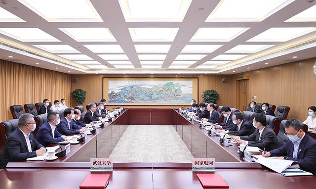 國家電網(wǎng)董事長辛保安、總經(jīng)理張智剛與武漢大學(xué)黨委書記黃泰巖、校長張平文會談