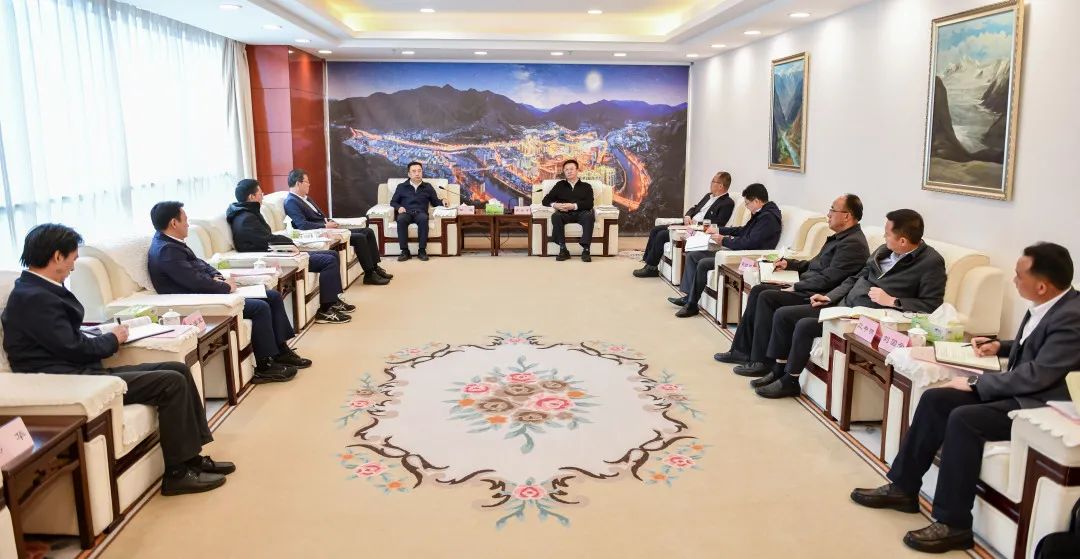 鄒磊與西藏自治區(qū)政府副主席、昌都市委書記龔會(huì)才，昌都市委副書記、市長羅慶伍會(huì)談