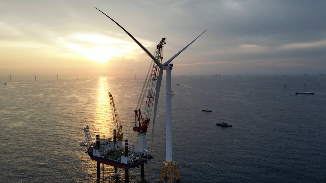中國能建勘察設(shè)計的國內(nèi)首臺12兆瓦海上風電機組安裝成功