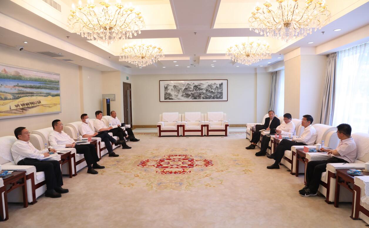 國家電投副總經(jīng)理、黨組成員徐樹彪與內(nèi)蒙古自治區(qū)黨委常委、常務(wù)副主席黃志強(qiáng)舉行會(huì)談