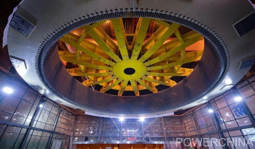 黃河上游在建海拔最高、裝機(jī)容量最大的水電站首臺(tái)機(jī)組定子順利吊裝