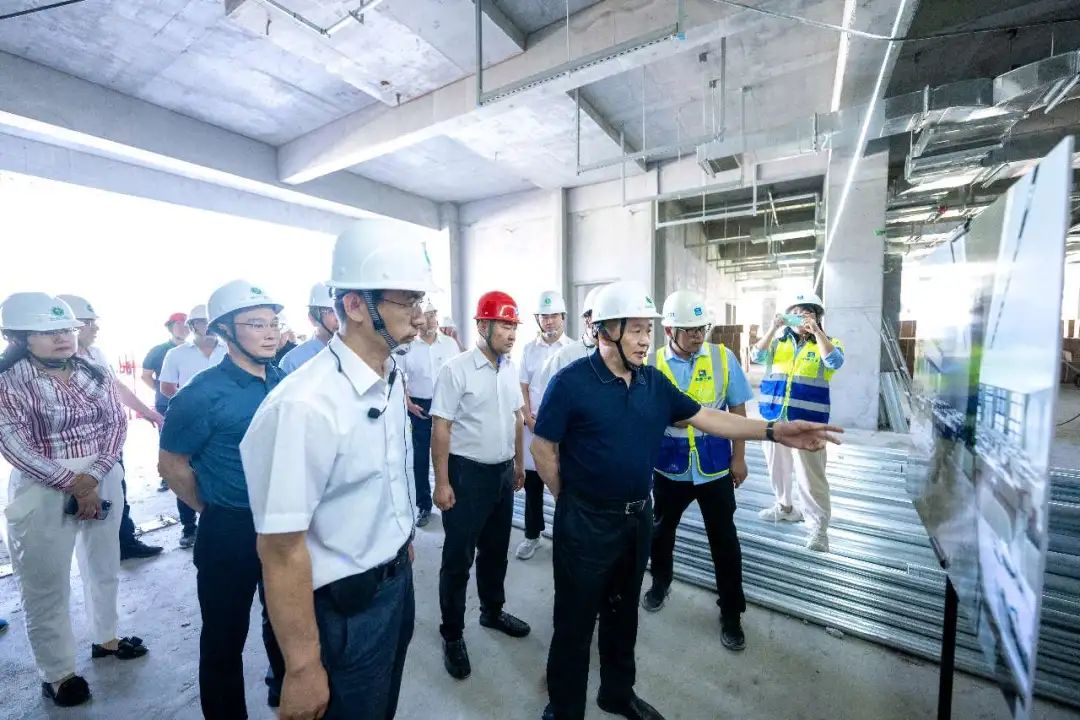 賈振國(guó)深入A級(jí)大數(shù)據(jù)中心、國(guó)家重點(diǎn)實(shí)驗(yàn)室項(xiàng)目現(xiàn)場(chǎng)檢查慰問