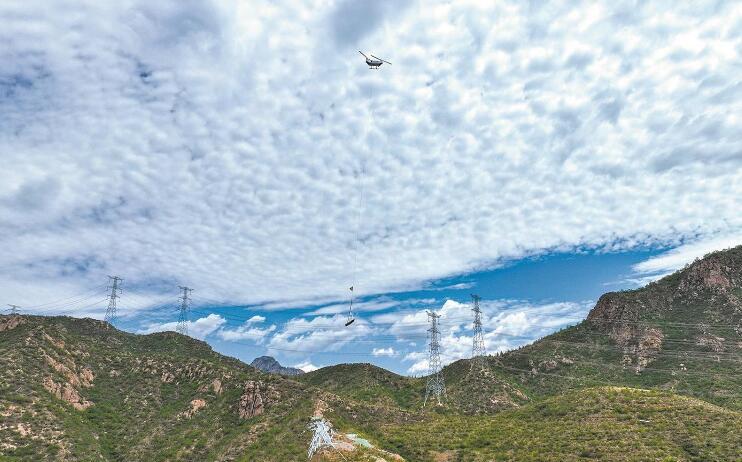 重載無人直升機首次規(guī)?；? width=