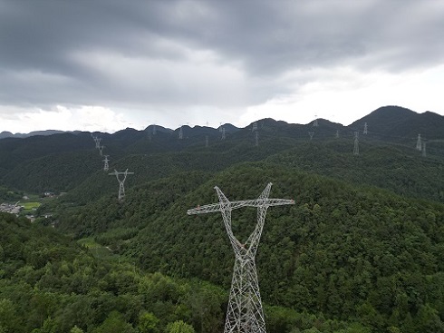 這項(xiàng)工程有新進(jìn)展，全面進(jìn)入架線施工階段