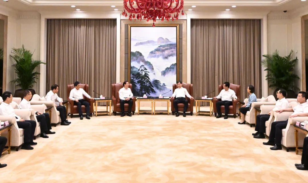 國家電網(wǎng)公司董事長、黨組書辛保安與福建省委書記周祖翼、省長趙龍會談