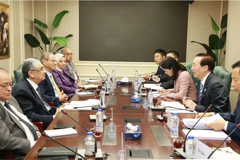 國(guó)家電網(wǎng)董事長(zhǎng)辛保安與埃及電力部部長(zhǎng)沙赫爾、中國(guó)駐埃及大使廖力強(qiáng)會(huì)談