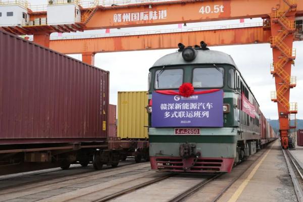 國(guó)產(chǎn)新能源汽車(chē)，坐火車(chē)“出?！?