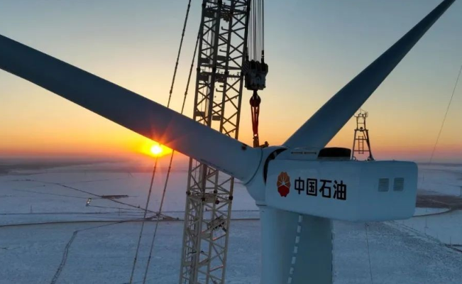 中國石油在建單體規(guī)模最大集中風電項目——昂格55萬千瓦風電項目首臺風機成功吊裝！